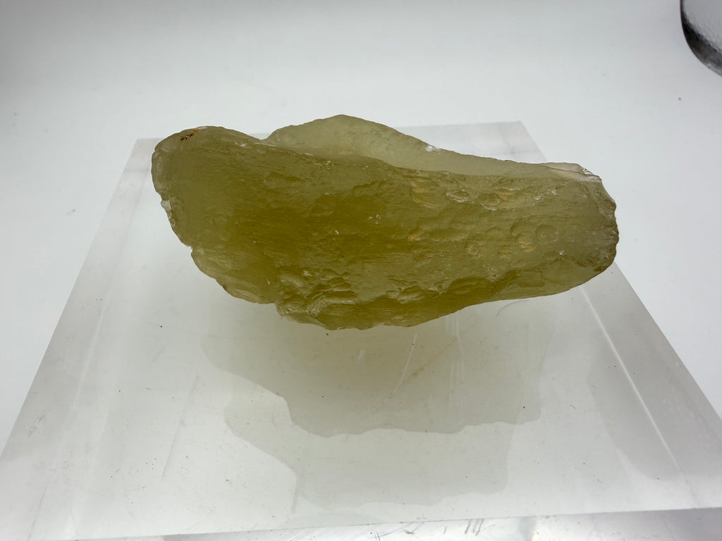 Libyan Desert Glass impactite 93.19g -- edge detail showing thin translucent sections and color gradation