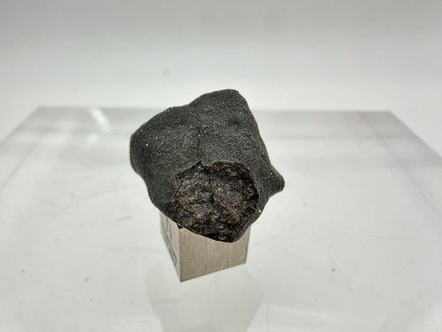 Ait Saoun enstatite chondrite 7.88g -- flight-oriented surface with pronounced leading edge ablation pattern