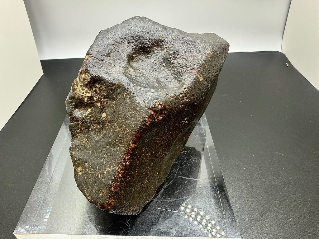 NWA XXX ordinary chondrite 869.00g -- lateral profile showing flight orientation geometry