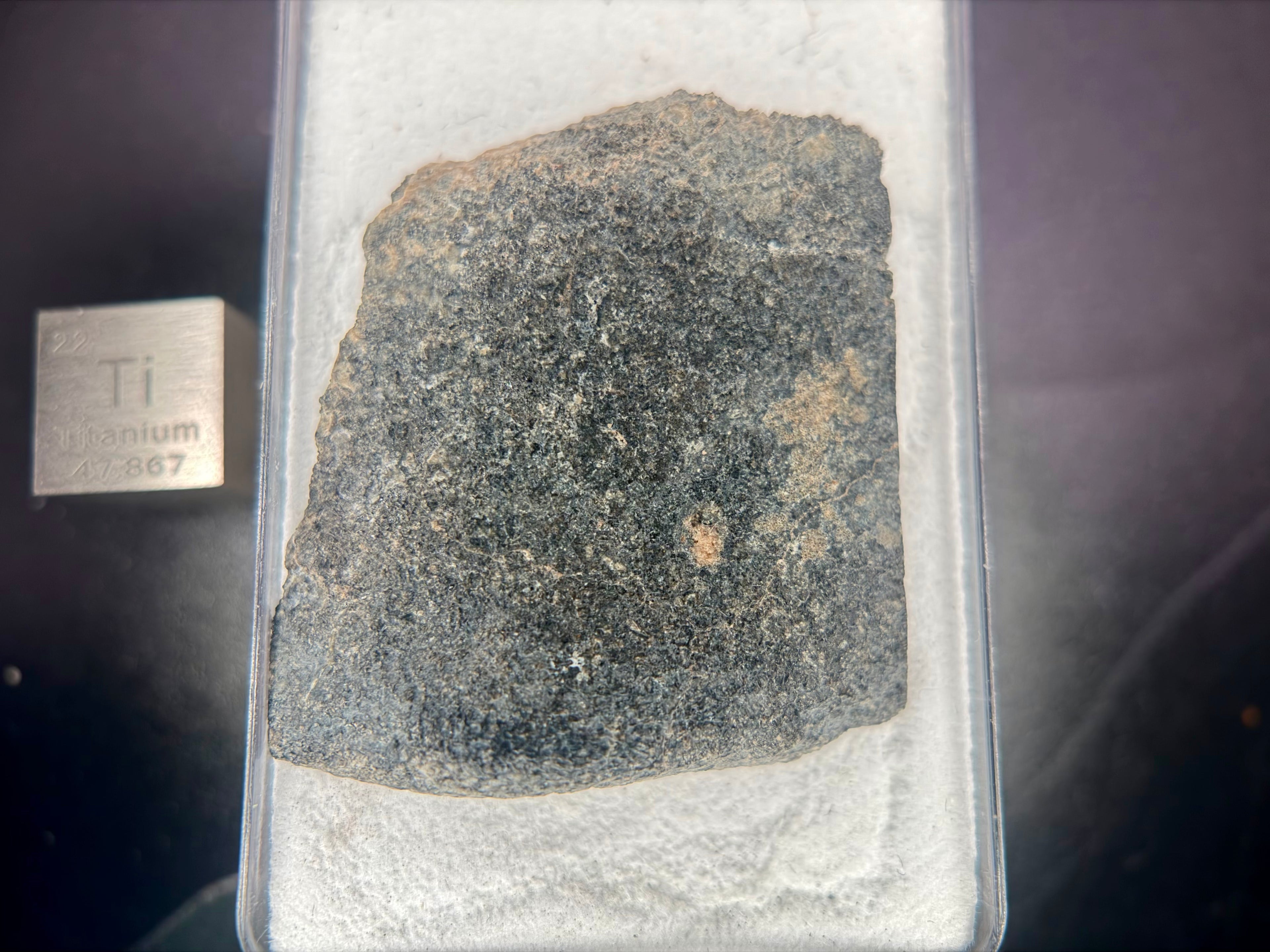 Ksar Ghilane 022 ungrouped achondrite 9.07g -- full end cut profile showing thickness and polish quality