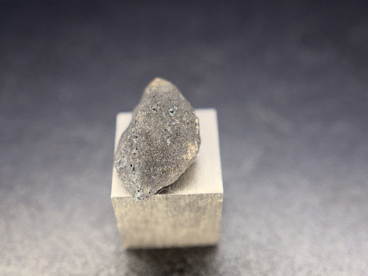 Ait Saoun EH3 meteorite, polarized photo of crust along one edge