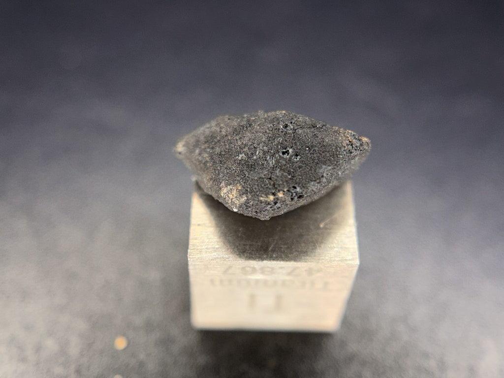 Ait Saoun EH3 meteorite, polarized photo showing fusion crust texture and vesicles