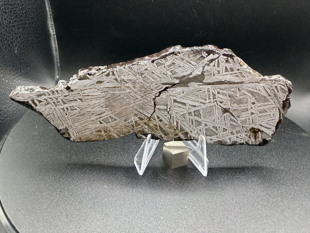 Reverse etched face of the 161.49g Aletai iron meteorite slice, Widmanstatten pattern with oxidation along the edges