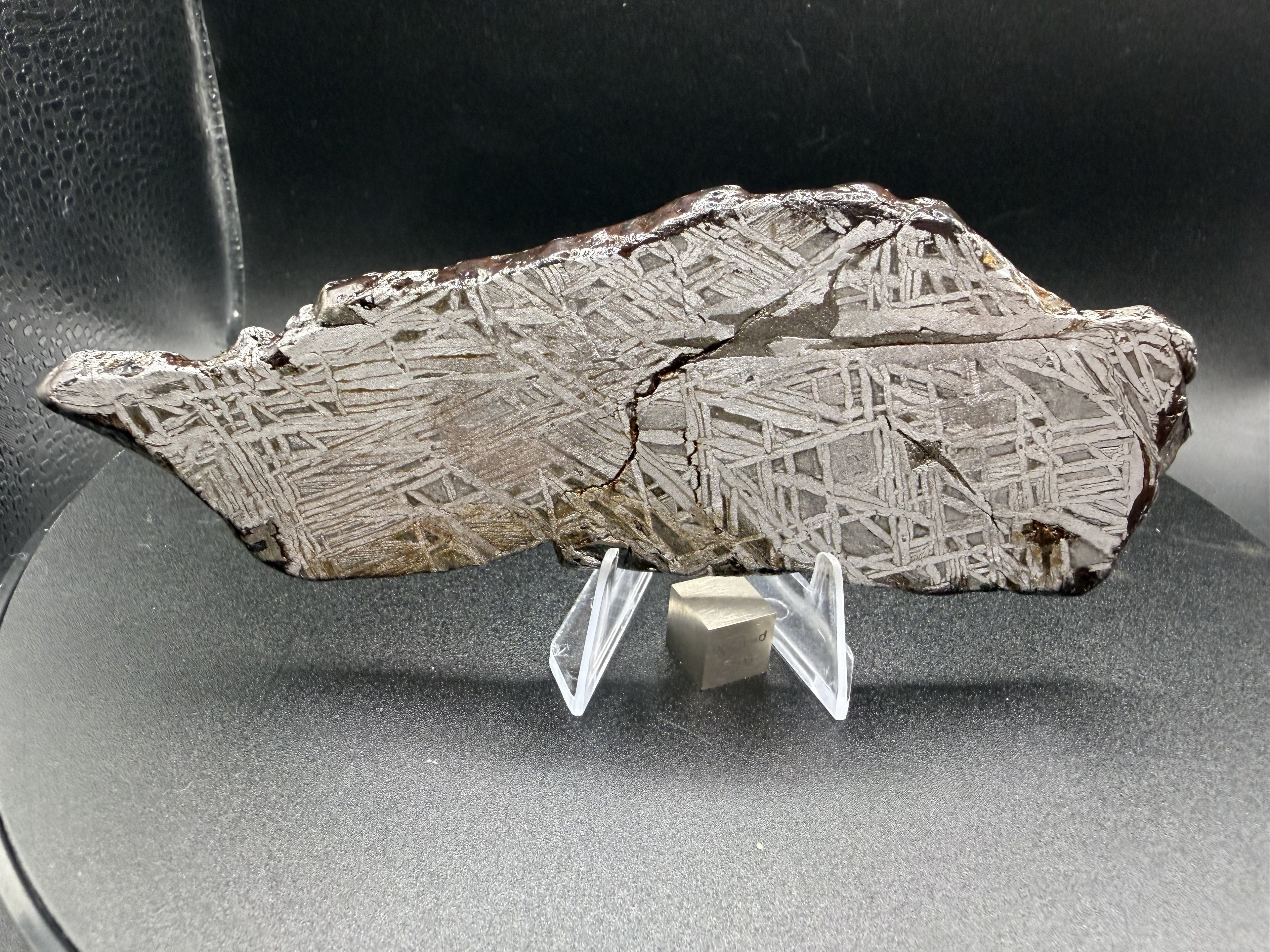 Reverse etched face of the 161.49g Aletai iron meteorite slice, Widmanstatten pattern with oxidation along the edges
