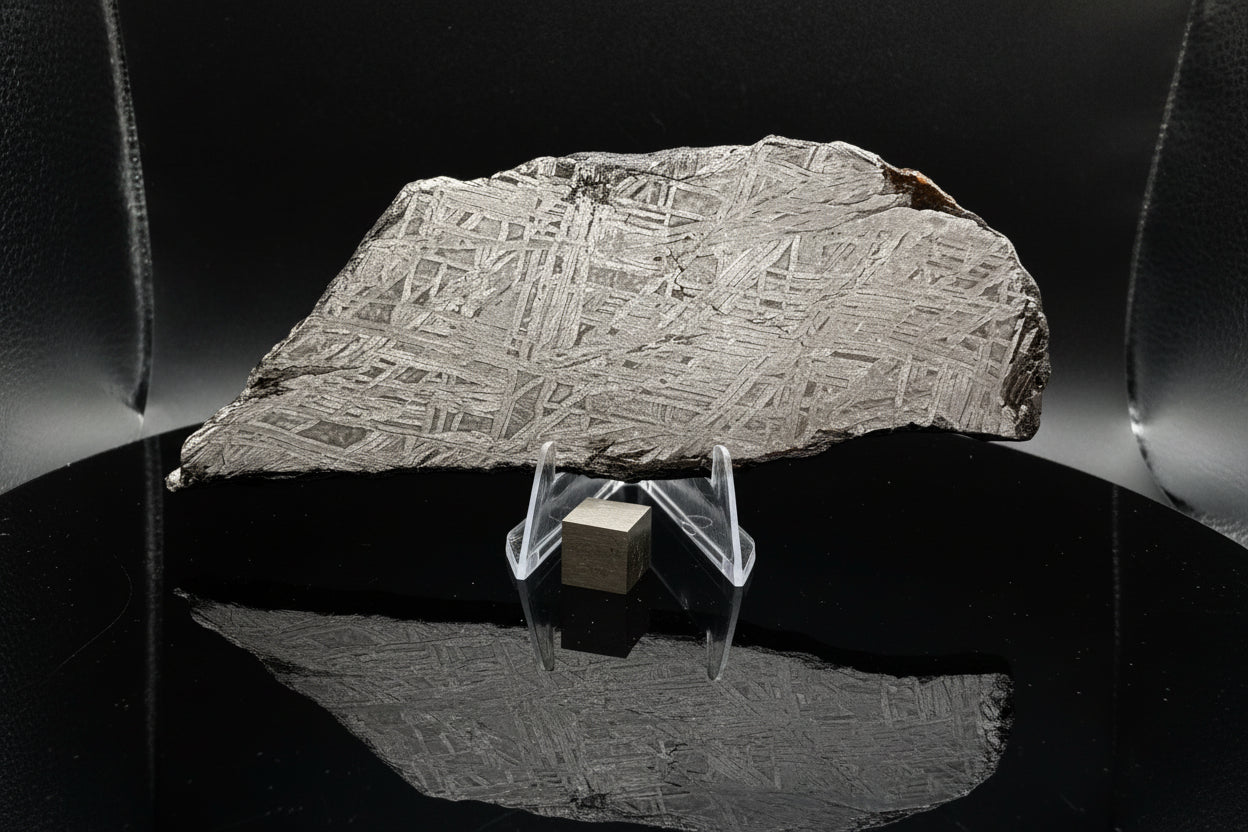 Reverse etched face of the 186.60g Aletai iron meteorite slice, Widmanstatten pattern with oxidation along one edge
