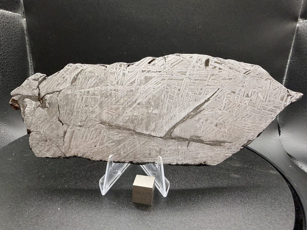 Reverse etched face of the 268.47g Aletai iron meteorite slice, Widmanstatten pattern crossed by a dark diagonal inclusion band