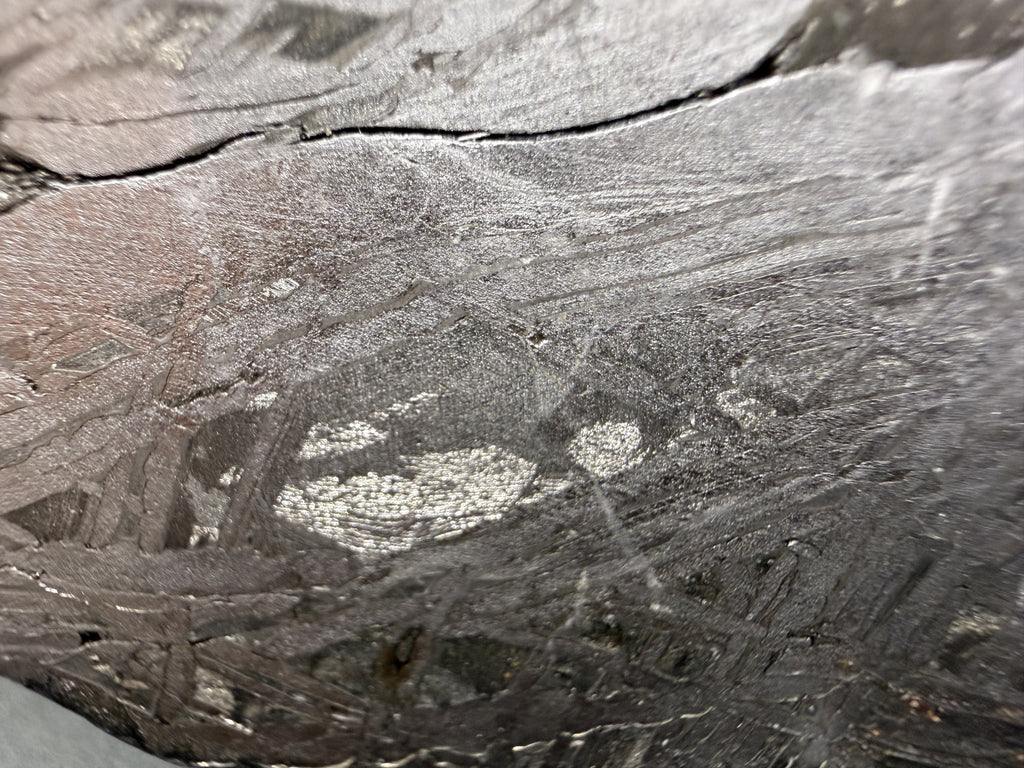 Etched cross-hatched structure on the Aletai iron meteorite slice, IIIE-an iron