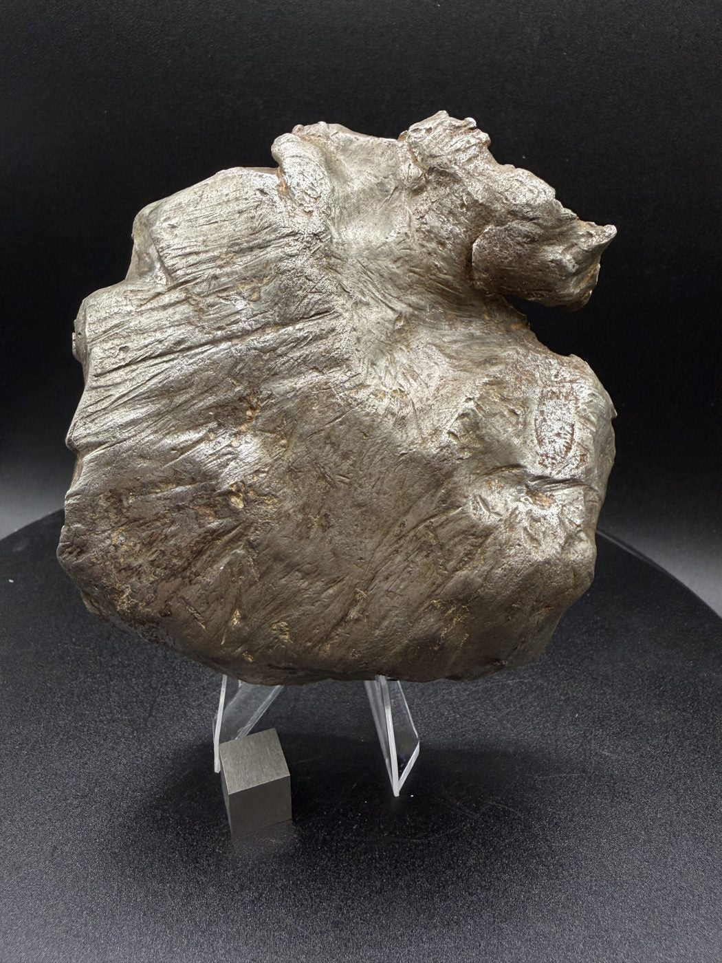 Gebel Kamil iron shrapnel shield-shaped face with striations, alternate lighting