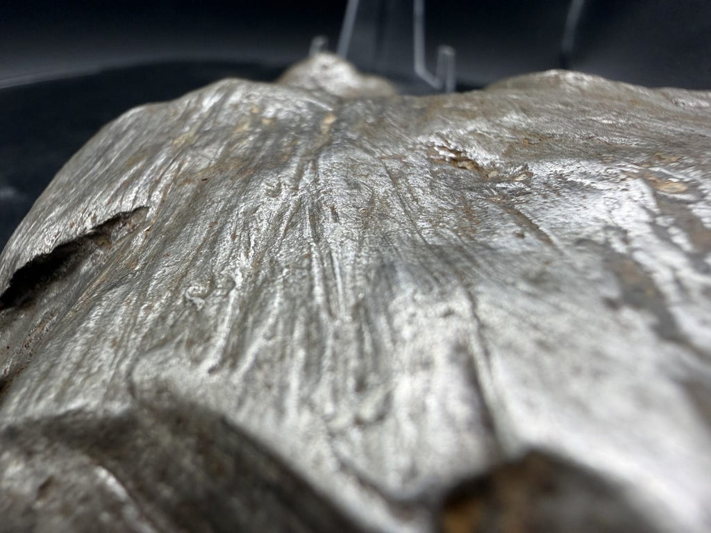 Macro of fanned parallel striations on Gebel Kamil iron shrapnel