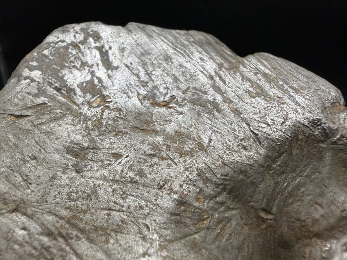Close-up of fine striations across Gebel Kamil shrapnel surface