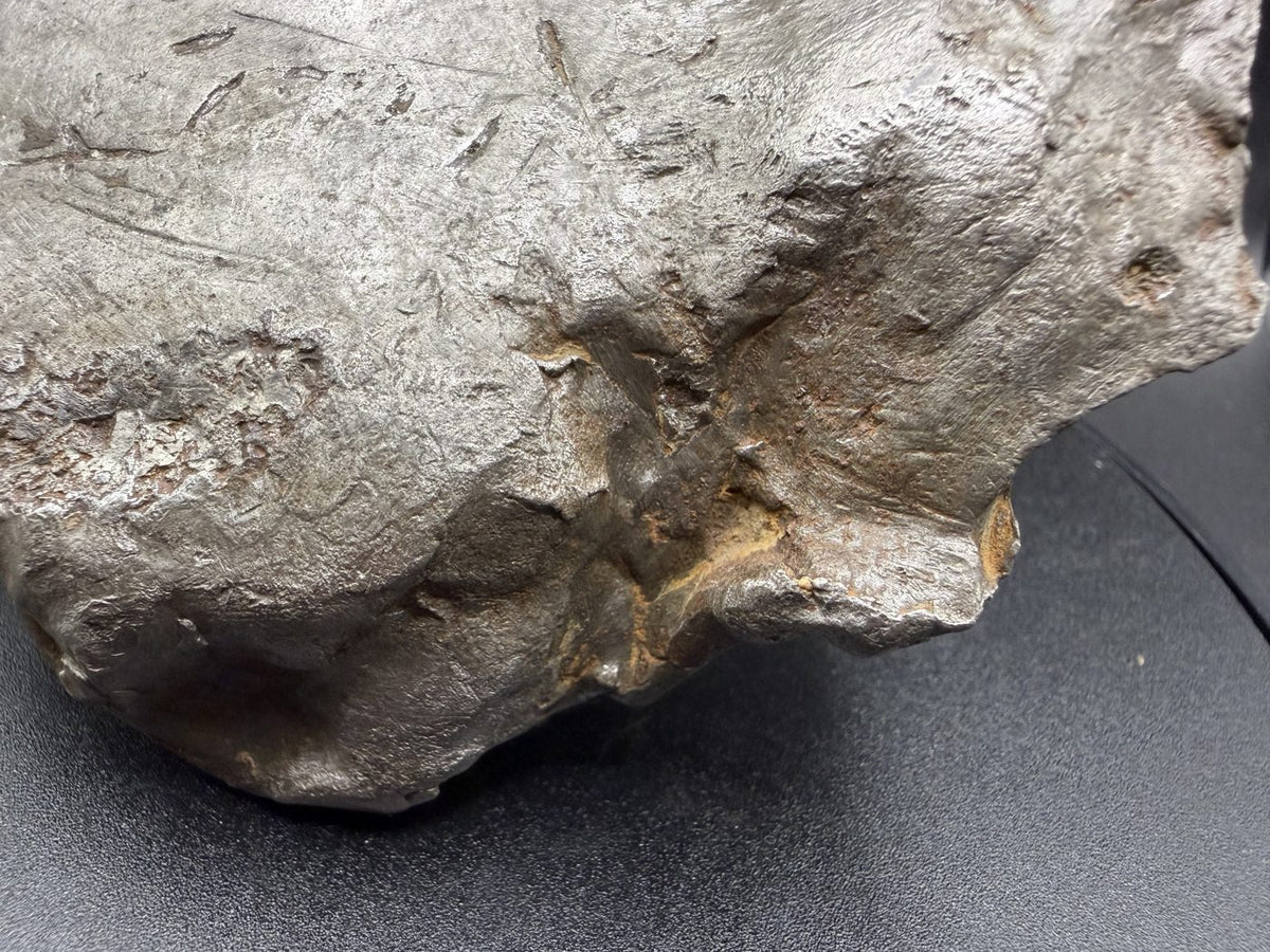 Gebel Kamil shrapnel surface with iron oxide traces in recesses