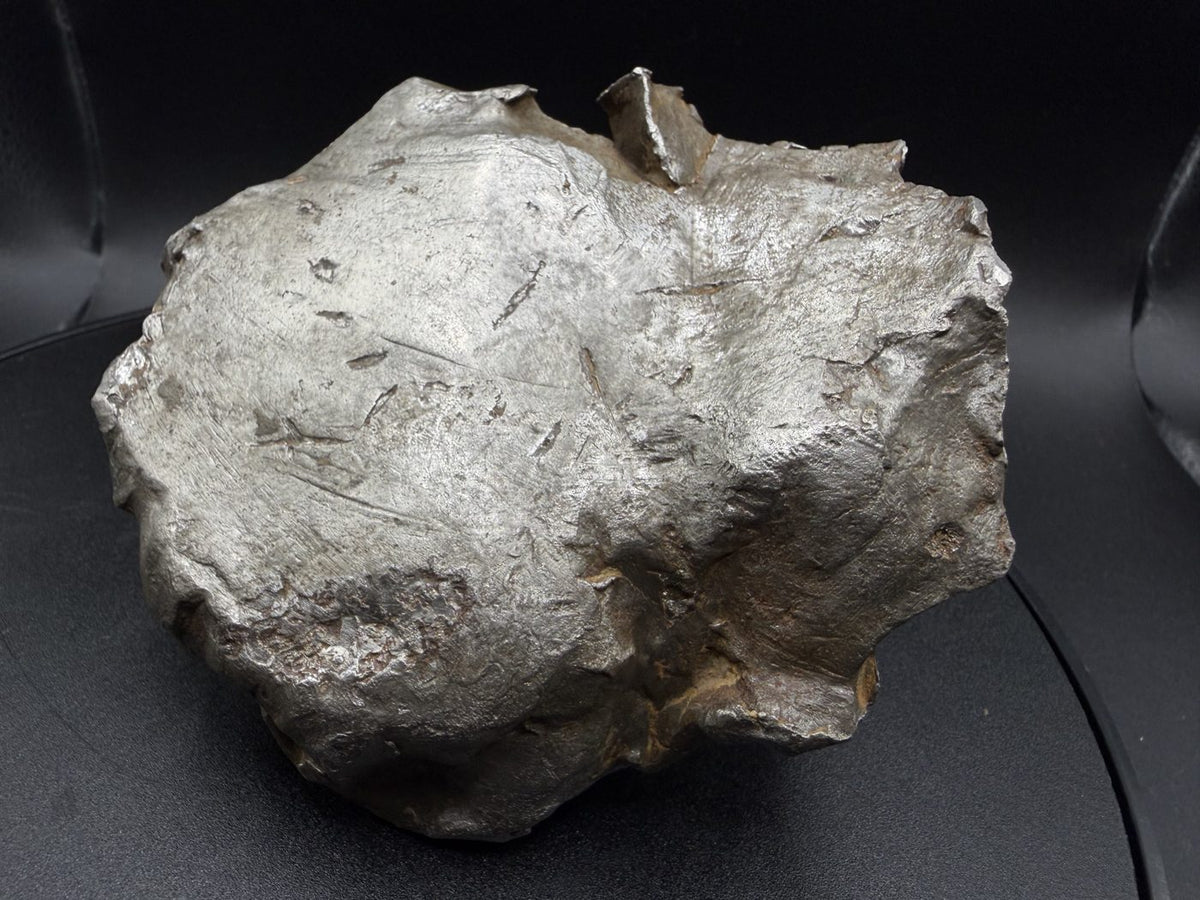 Rounded face of Gebel Kamil 1039.06 g iron shrapnel