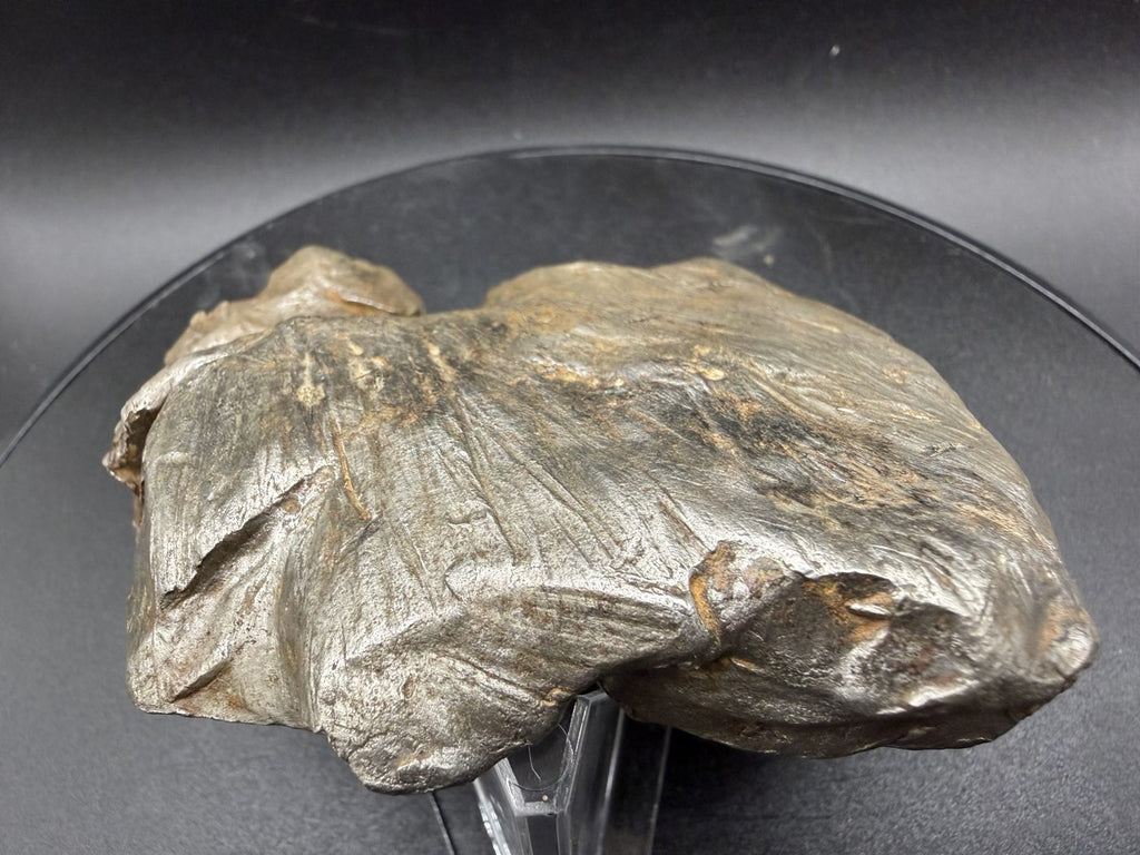 Reverse face of Gebel Kamil 1039.06 g shrapnel with fanned striations