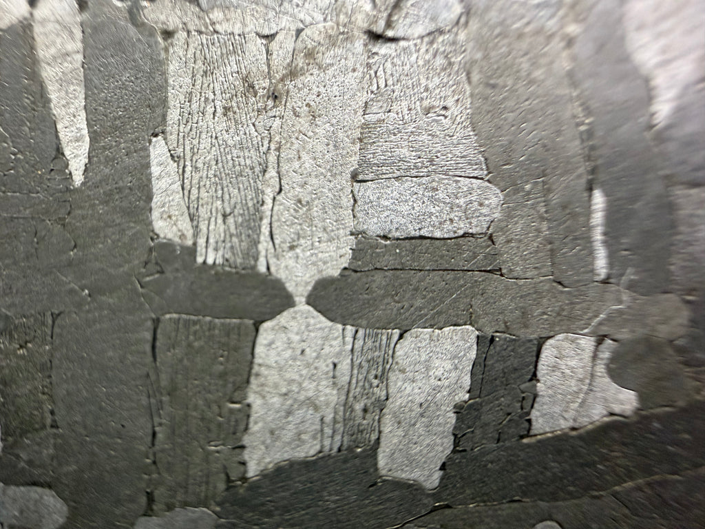 Kaalijarv iron meteorite, IAB-MG, 28.43 g slice, close-up of bright and gray kamacite plates crossing at right angles on the etched face