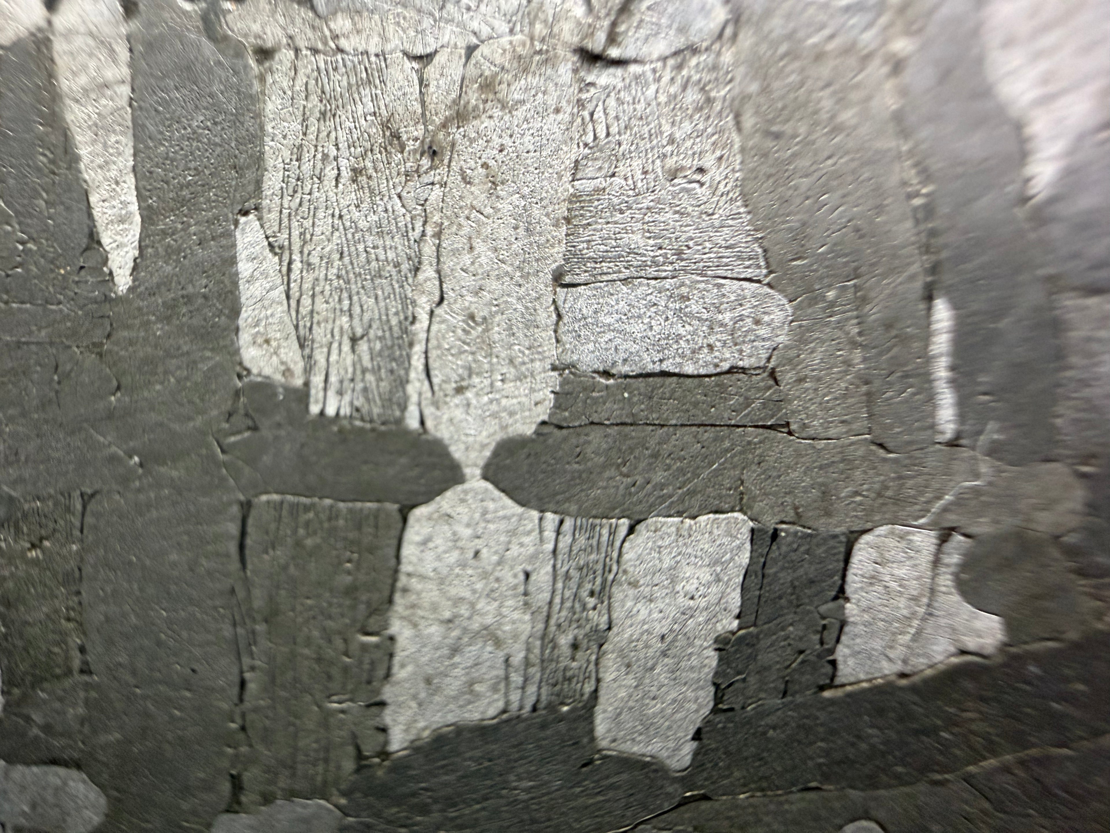 Kaalijarv iron meteorite, IAB-MG, 28.43 g slice, close-up of bright and gray kamacite plates crossing at right angles on the etched face