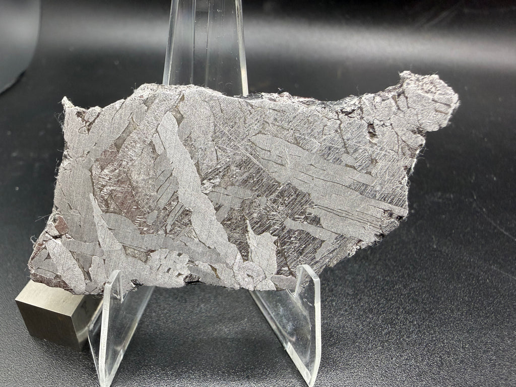 Kaalijärv meteorite 27.00g -- kamacite-taenite boundaries and shock-induced twin planes under etching