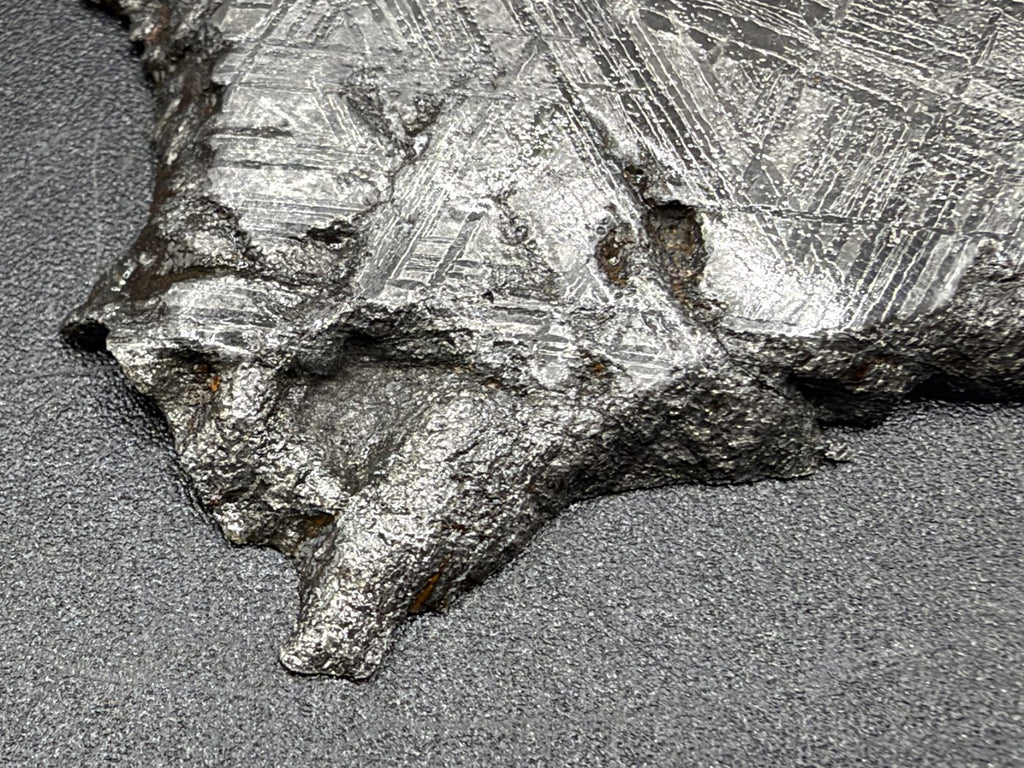 Close view of exterior surface on the reverse of the 33.46g Muonionalusta slice