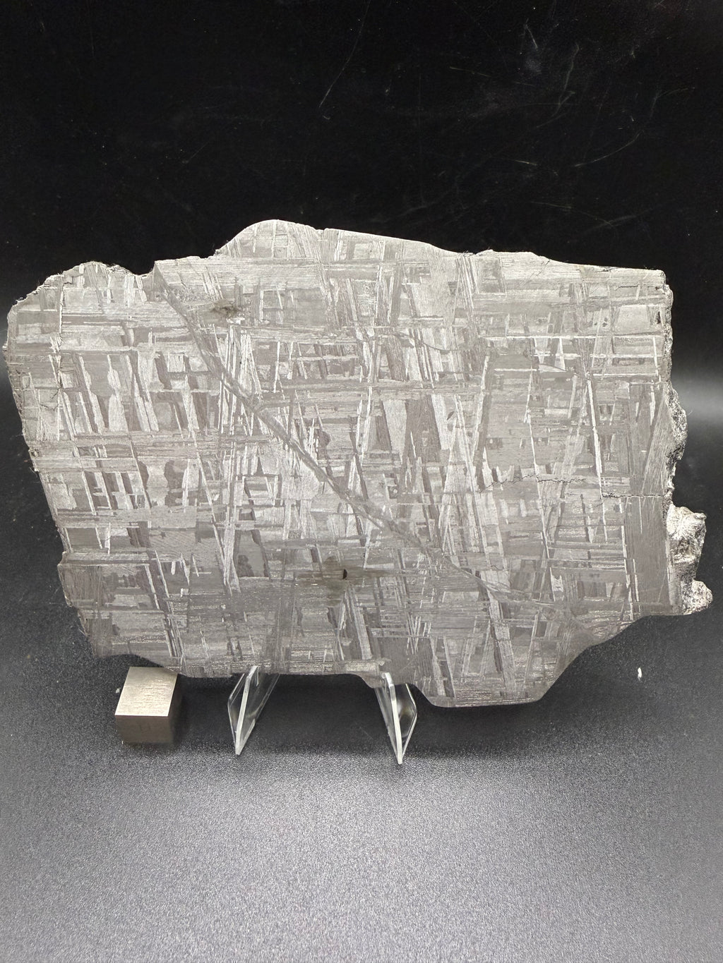 Muonionalusta iron meteorite 330.81g -- Widmanstätten pattern detail showing kamacite and taenite lamellae under etching