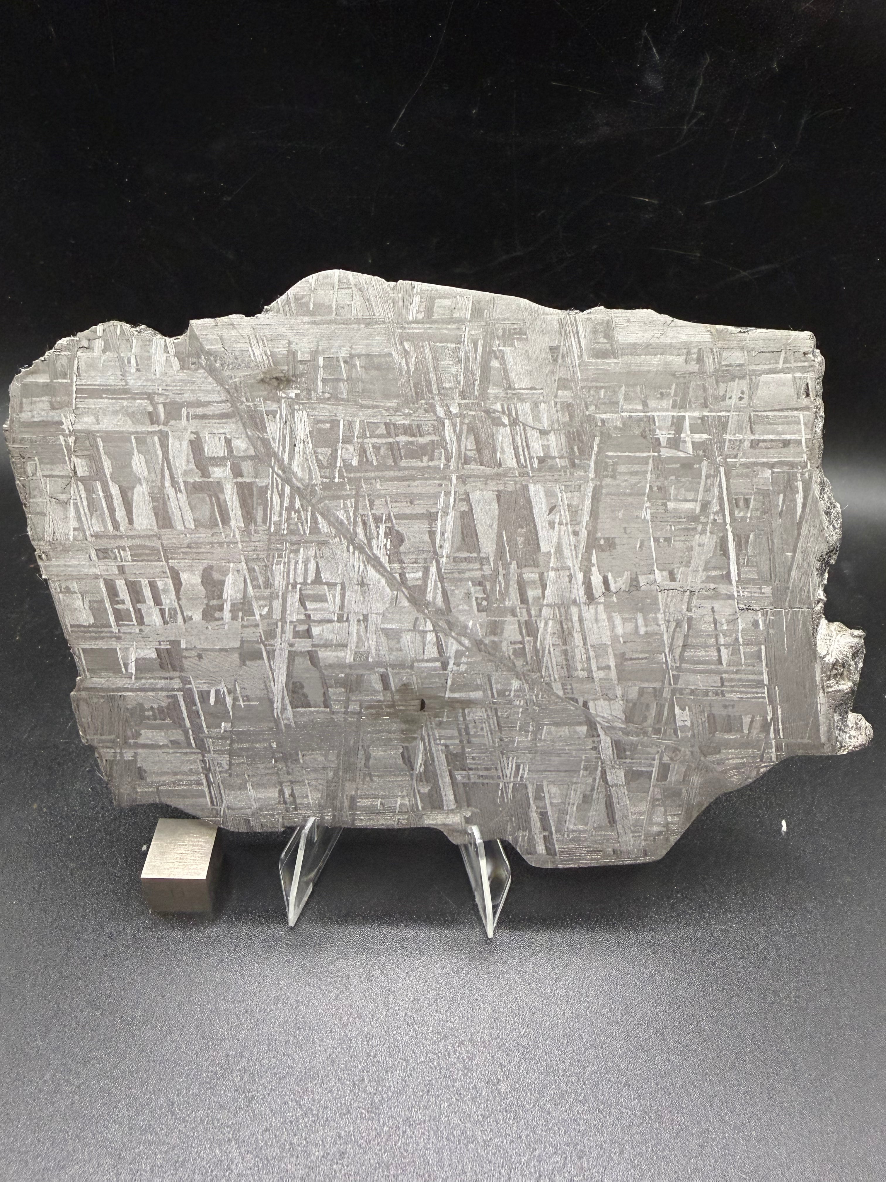 Muonionalusta iron meteorite 330.81g -- Widmanstätten pattern detail showing kamacite and taenite lamellae under etching
