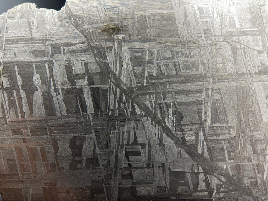 Muonionalusta meteorite 330.81g -- full face view of etched Widmanstätten pattern across slice surface