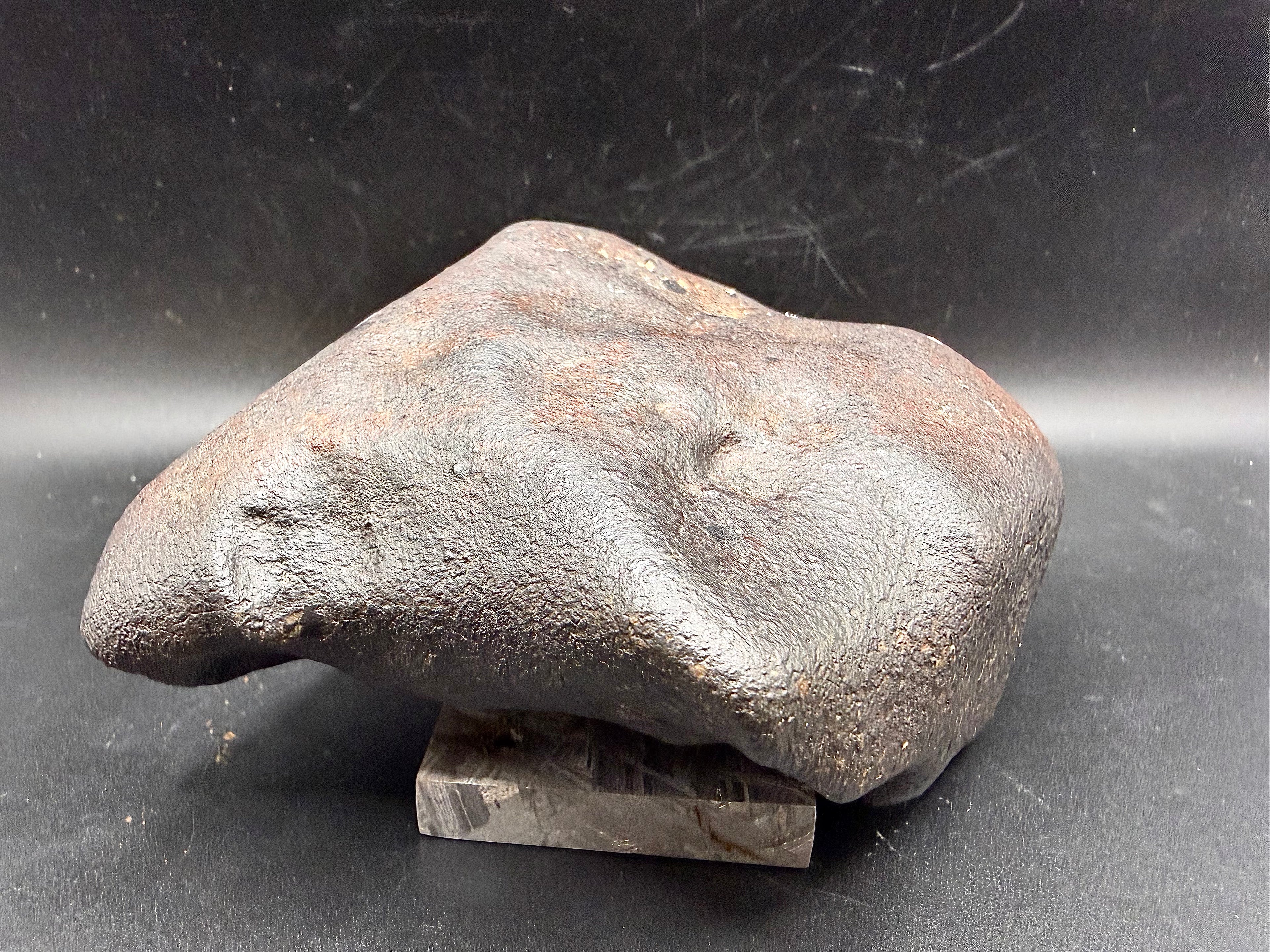 Trailing surface of oriented NWA ordinary chondrite meteorite showing atmospheric flow features