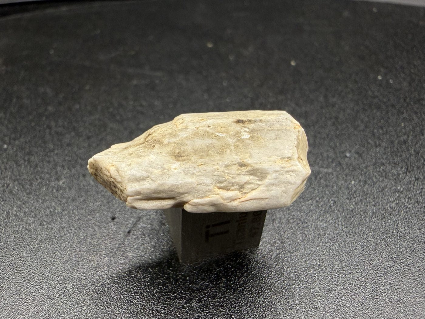Sebkha el Melah 001 aubrite, 2.51g enstatite crystal reverse face on titanium scale cube